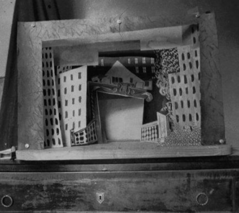 Maqueta hecha por Picasso para la escenografia de Parade.png
