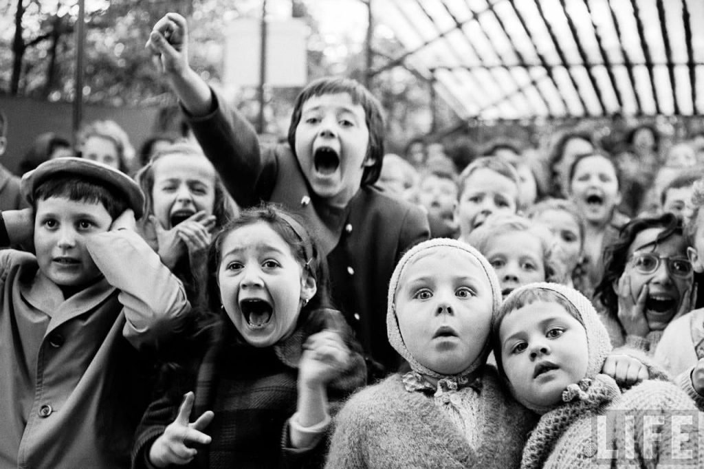 Foto de un espectáculo de marionetas en París, 1963. Fue tomada en el momento exacto en que el dragón es asesinado.