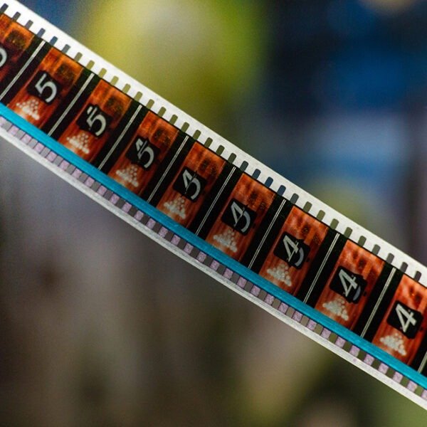 Los fantasmas de la máquina o de cómo Gisela Ardit documenta los últimos proyectores cinematográficos analógicos en Rosario